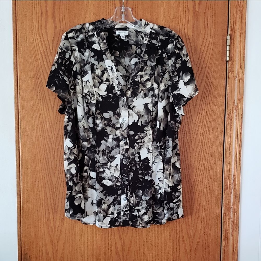 EUC Croft & Barrow Black and White Floral Top 1X